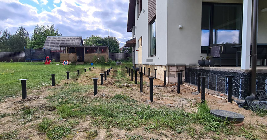 Установка свайно-винтового фундамента под террасу в деревне Малые Горки ...