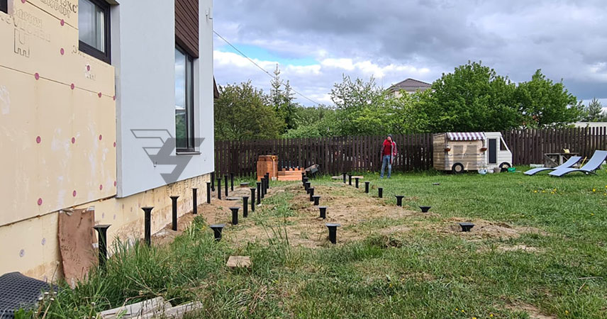 Установка свайно-винтового фундамента под террасу в деревне Малые Горки ...