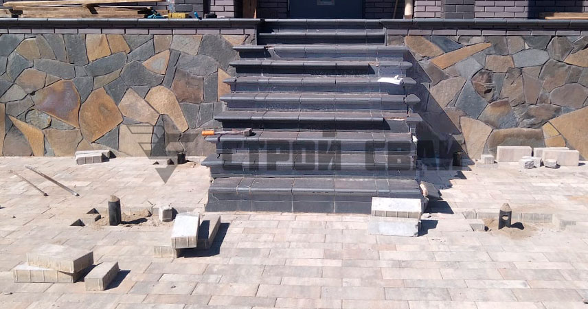 Установка свайно-винтового фундамента под навес и крыльцо в деревне ...